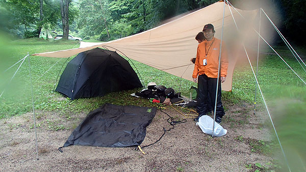 タープの下でテント設営